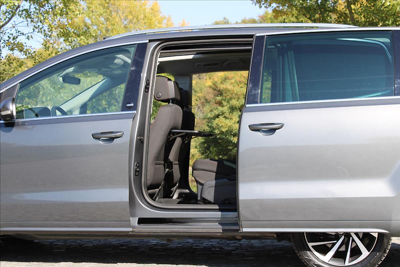 Volkswagen Sharan 2.0 TDI / 135kW / DSG / SOUND - fotka 11 z 49