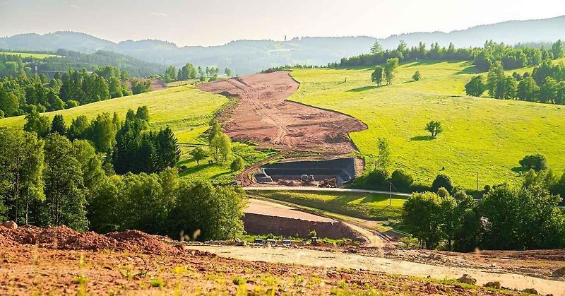 Stavba dálnice D11 u česko-polské hranice.
