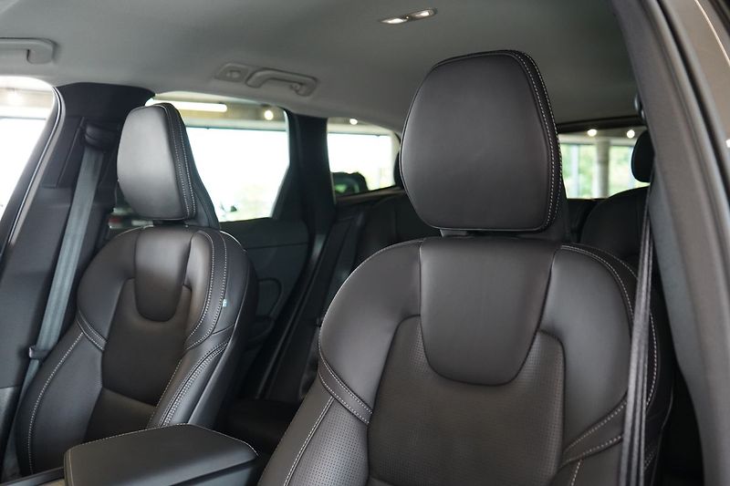 Volvo XC60 B5 AWD Plus Dark, Ventilace - fotka 19 z 46