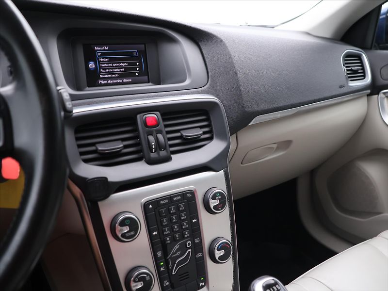 Volvo V40 1,6 D2 115 Summum - fotka 19 z 30