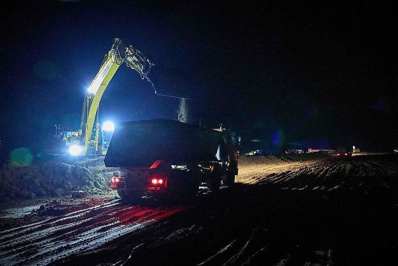 Na stavbě dálnice D11 se pracuje i za tmy.