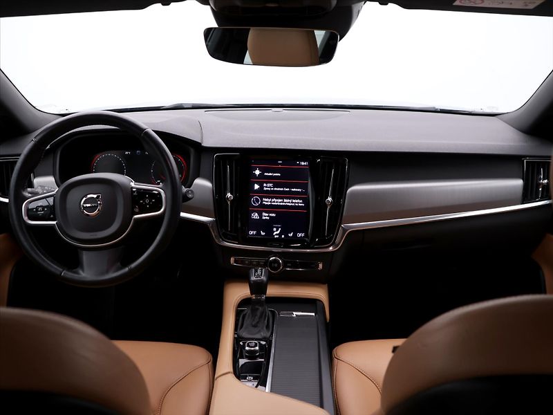 Volvo V90 2.0 D3 110kW Momentum LED - fotka 32 z 40