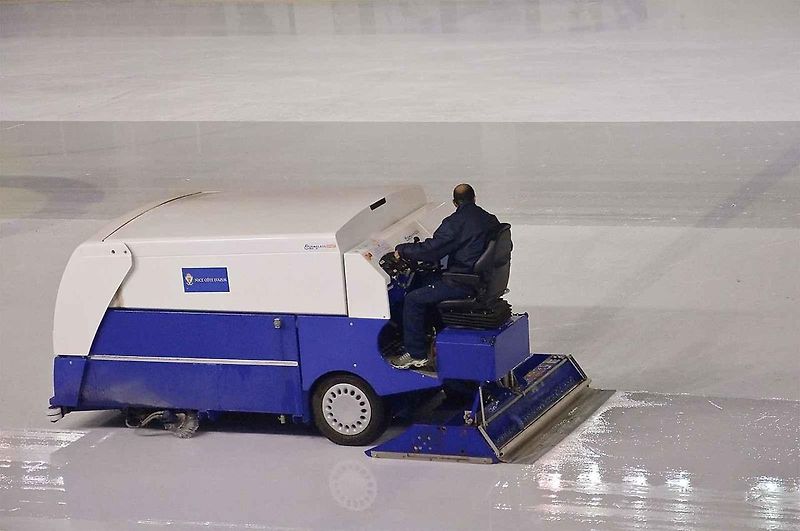 Dnes je to při hokejových utkáních samozřejmost. První stroj - rolba na úpravu ledu se zrodila před 75 lety. Zkonstruoval ji Frank Zamboni v Paramountu ve Spojených státech. Foto: Wikimedia Commons, Calle Eklund V-wolf, CC BY-SA 3.0