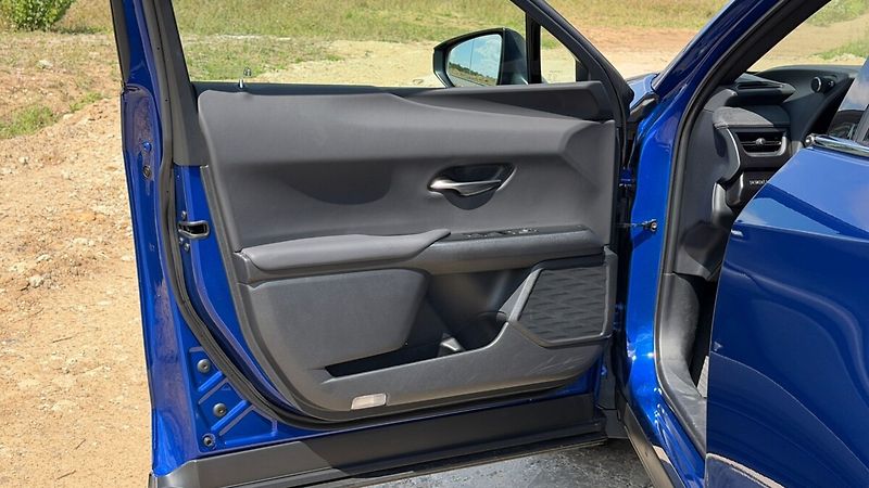 Lexus UX 300h 300H 2,0 HEV F SPORT DESIGN - fotka 10 z 28