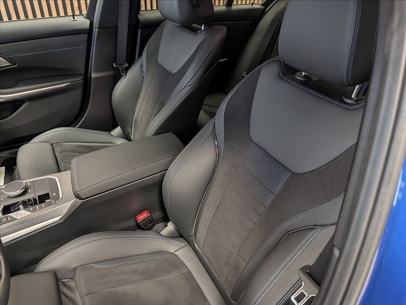 BMW Řada 3 320 i xDrive - fotka 14 z 31