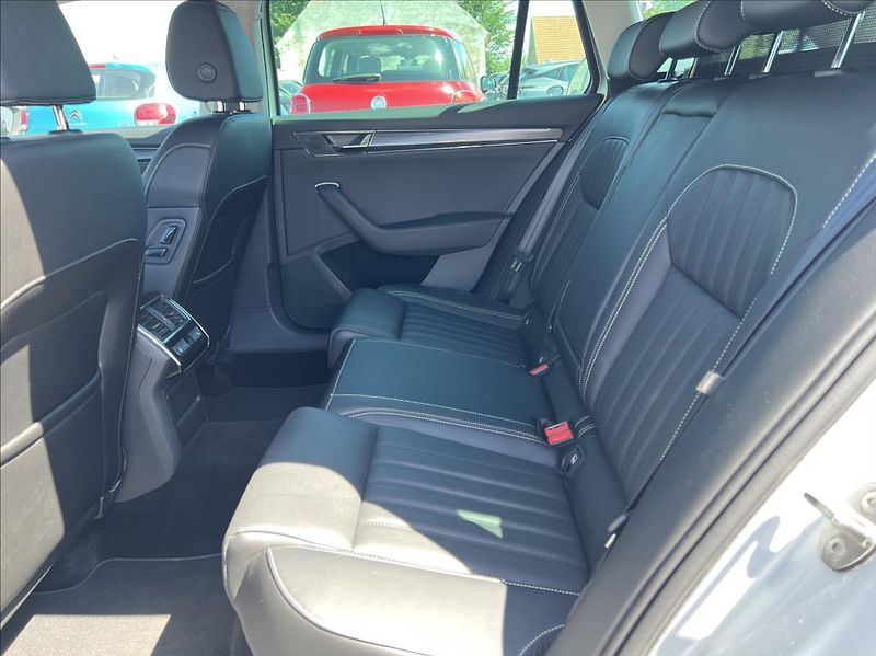 Škoda Superb 2,0 TDI DSG Premium Edition - fotka 13 z 42