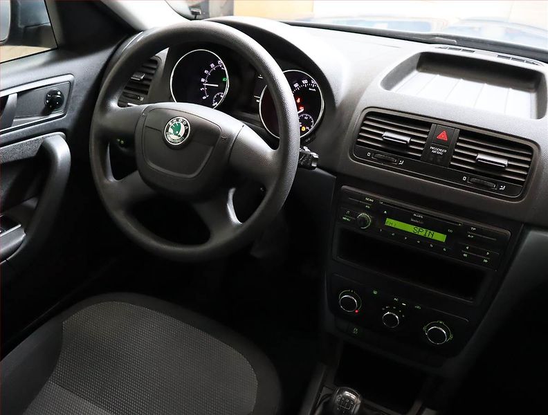 Škoda Yeti (2011) 2.0 TDI, Park. senzory - fotka 7 z 16