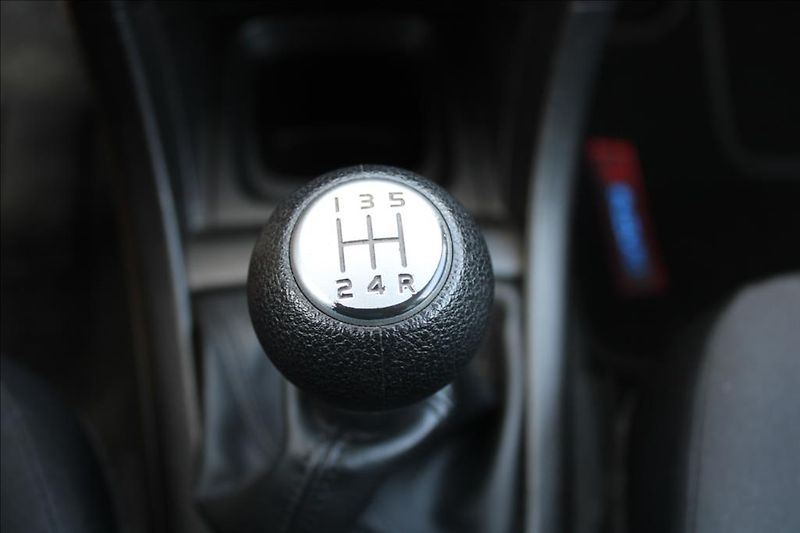 Suzuki Swift 1,2 i  4 x 4, SERVISKA - fotka 19 z 31