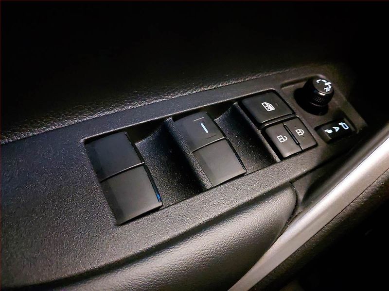Toyota Corolla Cross (2024) Style 2.0 Hybrid 2WD - fotka 17 z 18