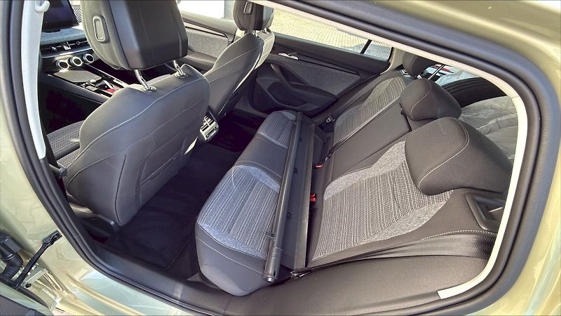 Škoda Superb (2025) COMBI SELEC TS 110/1.5 A7F - fotka 15 z 24