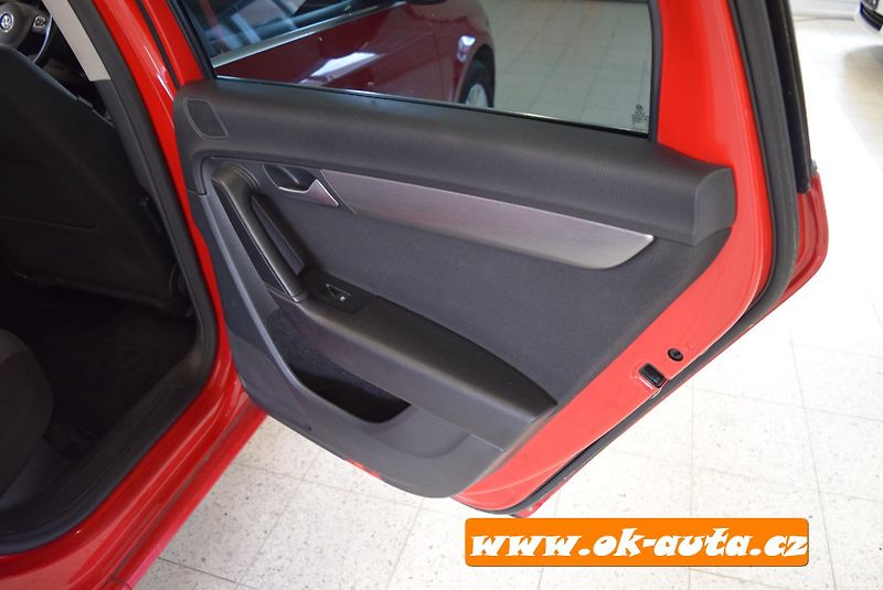 Volkswagen Passat 2.0 TDI DSG PRAVIDELNÝ SERRVIS - fotka 23 z 45