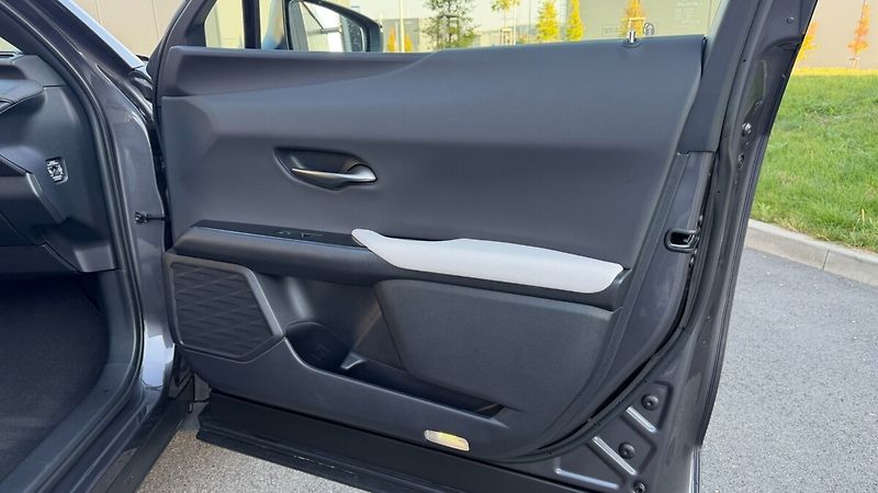 Lexus UX 300h 300H 2,0 HEV PRESTIGE 4X4 - fotka 12 z 27