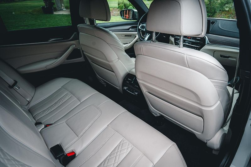 BMW Řada 5 (2017) M550i xDrive ČR  - fotka 35 z 58