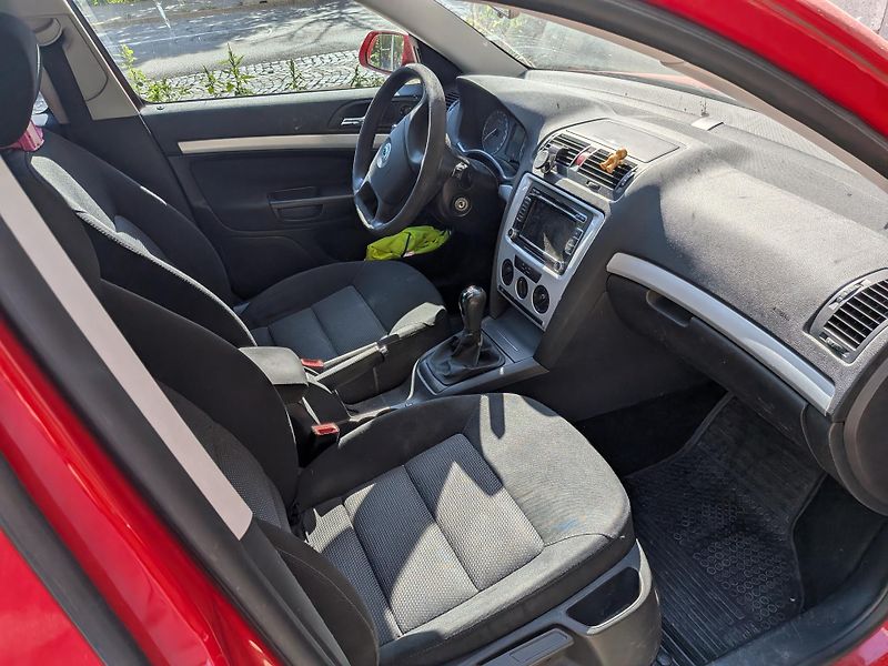 Škoda Octavia (2008) Škoda Octavia, 1.6 MPI - havar - fotka 10 z 13