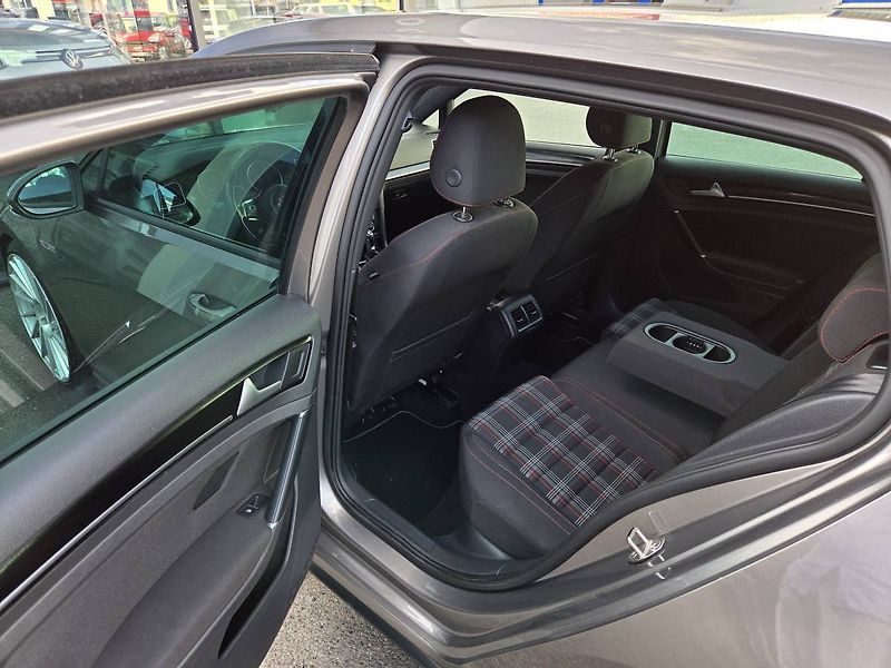 Volkswagen Golf 2.0 GTI - fotka 29 z 49