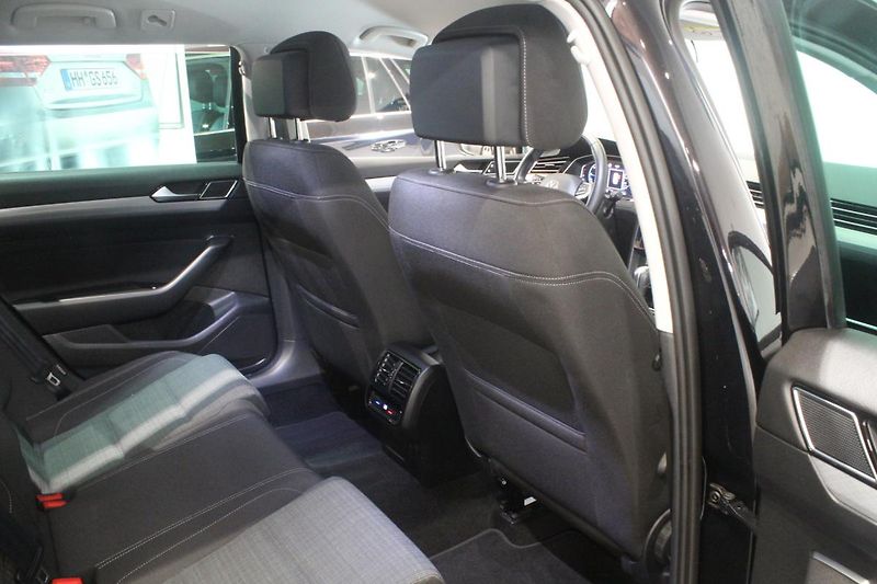 Volkswagen Passat (2021) 2.0TDI DSG Matrix display  - fotka 23 z 31