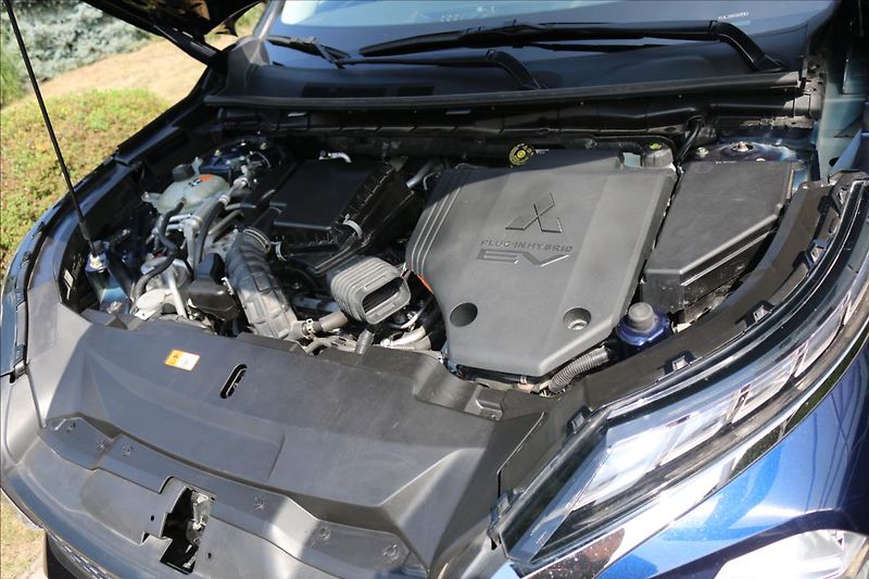 Mitsubishi Outlander 2,4 PHEV, 7míst, Invite - fotka 51 z 53