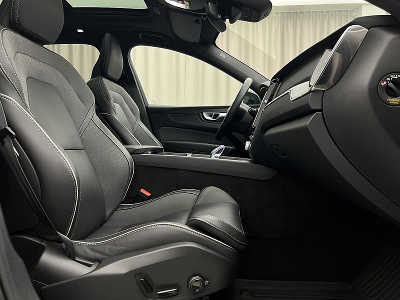 Volvo XC60 T6 AWD DARK PLUS RECHARGE AUT - fotka 20 z 49