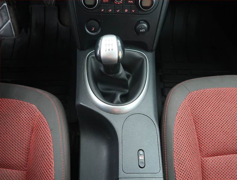 Nissan Qashqai (2008) 1.6, ČR,1.maj, Tempomat - fotka 13 z 17