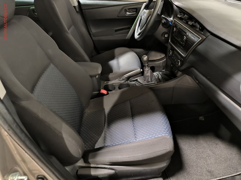 Toyota Auris (2015) 1.3 VVT-i, Cool, +kola - fotka 12 z 17