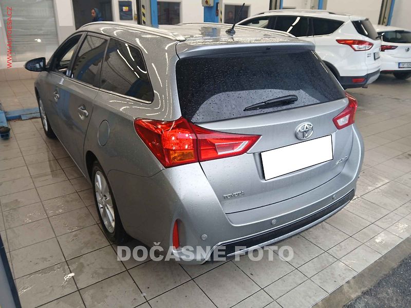 Toyota Auris (2013) 1.6VVTi, ČR, navi, autoAC - fotka 2 z 3