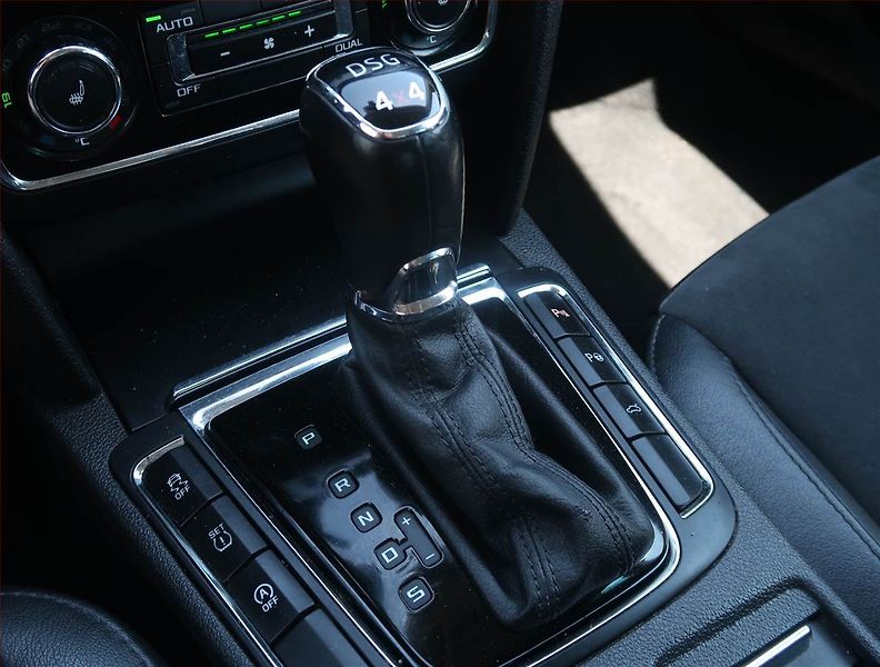 Škoda Superb (2014) Elegance 2.0 TDI, 4X4 - fotka 13 z 22
