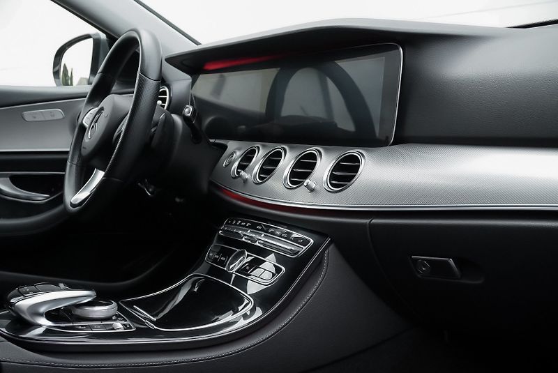 Mercedes-Benz Třídy E E  220 d AMG LINE - fotka 15 z 27