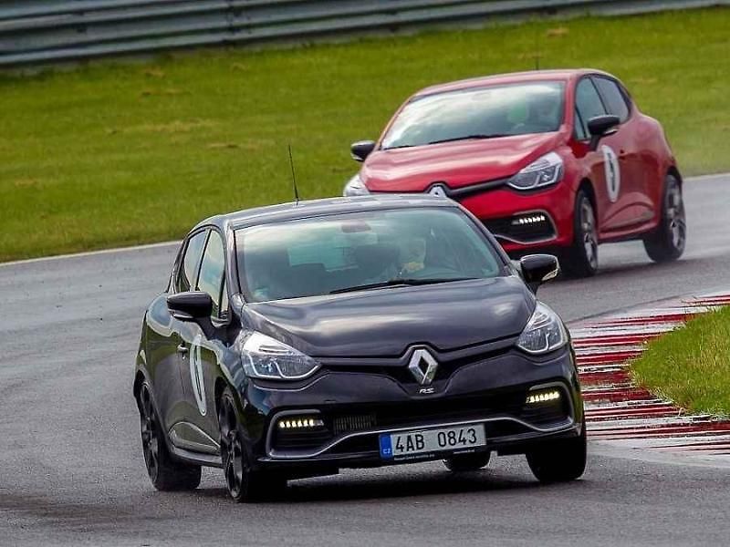 Rychlé Renaulty na Autodromu v Mostě.