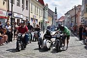 Ze startu XIV. Slánského okruhu - průjezd Londou.