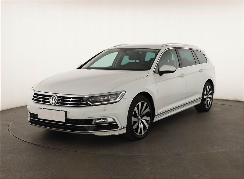 Volkswagen Passat (2018) R-Line 2.0 TDI, Automat, Kůže - fotka 2 z 20