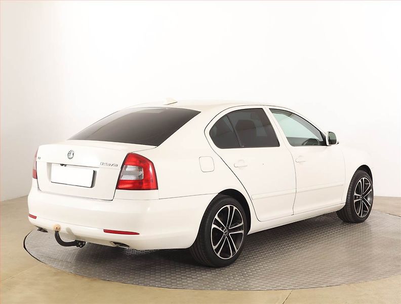 Škoda Octavia (2010) 1.9 TDI, Park. senzory - fotka 5 z 16