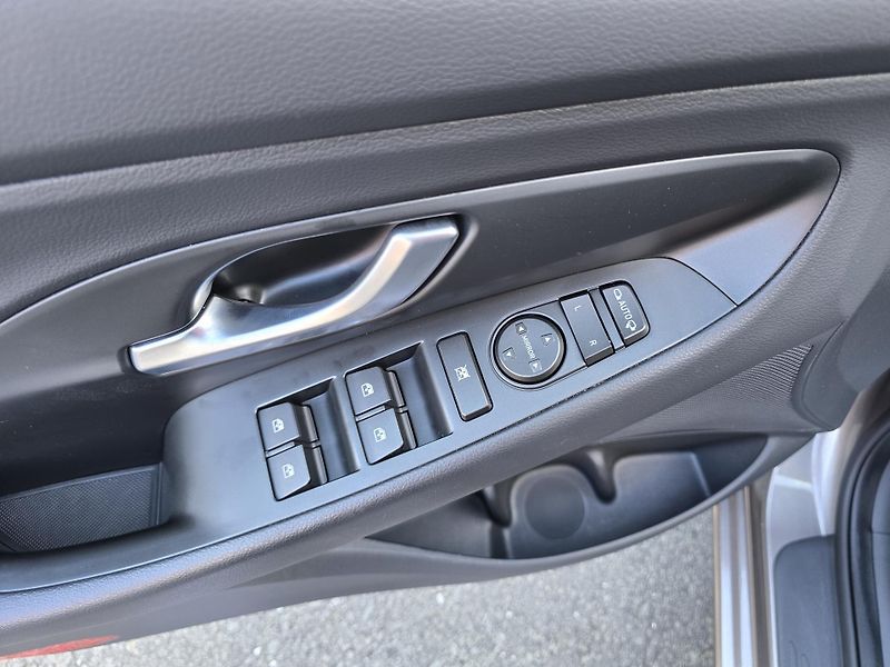 Hyundai i30 88kW COMFORT / LED KAMERA NAVI - fotka 19 z 37