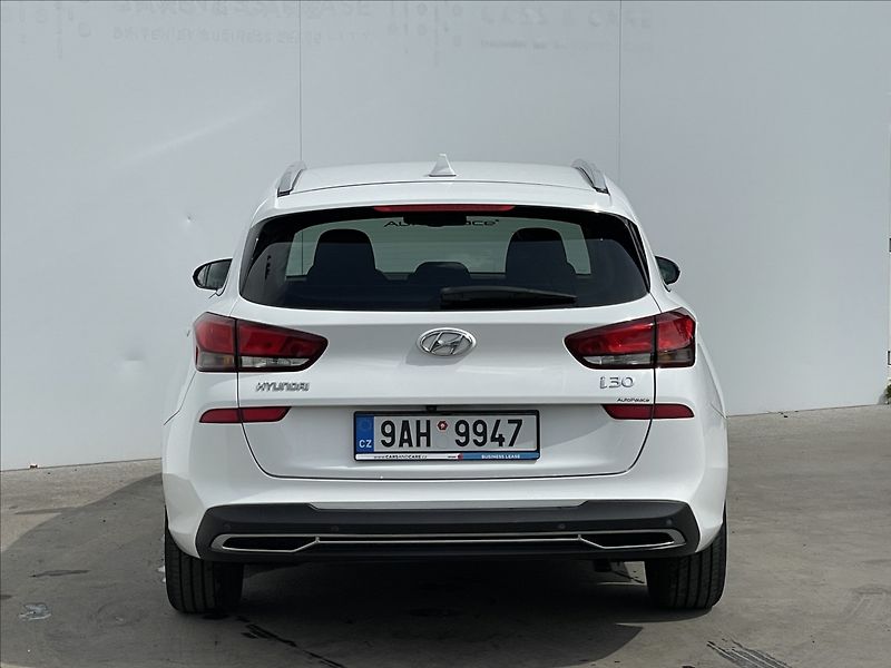 Hyundai i30 1,5 T-GDI Combi Smart PDC - fotka 22 z 23
