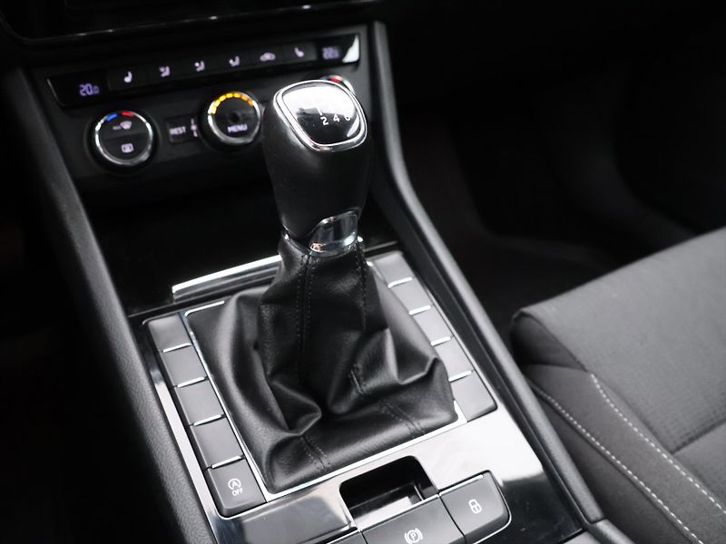 Škoda Superb 2,0 TDI 110kW CZ Aut.klima Nav - fotka 22 z 31