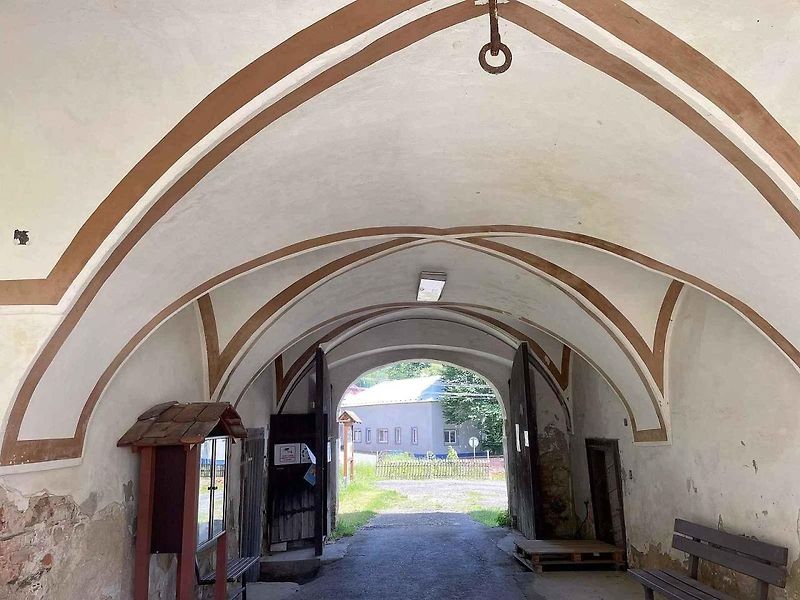 Zámek v Bravanticích na Novojičínsku zahájí v sobotu 7. června návštěvnickou sezonu s expozicí autíček, která je vystavována vůbec poprvé, 6. 6. 2025.