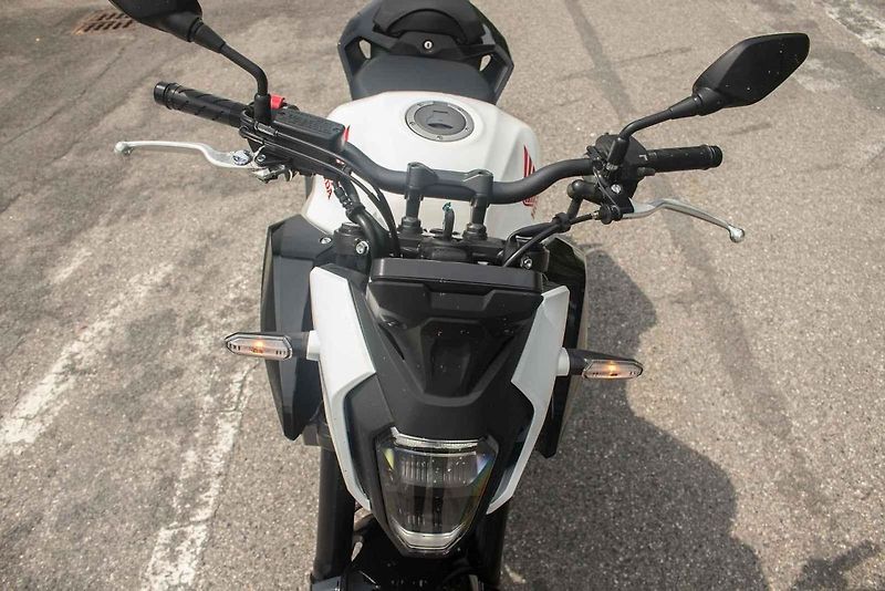 Na pohled velká motorka bude ergonomicky příjemná i pro holky a menší jezdce.