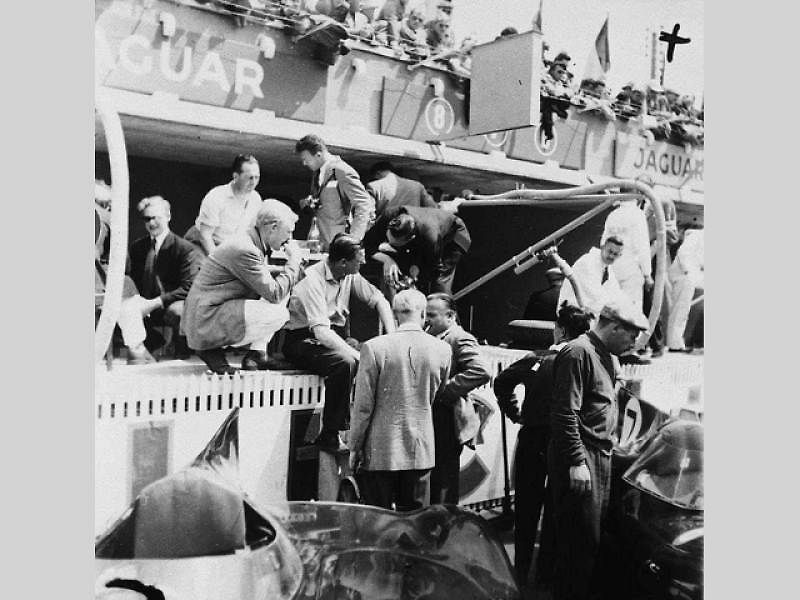 Le Mans 11. června 1955, okamžiky po katastrofě. Po nehodě závod i přes chaos pokračoval, protože funkcionáři se obávali, že hromadný odchod diváků by zablokoval cesty a na místo by se nedostali záchranáři.