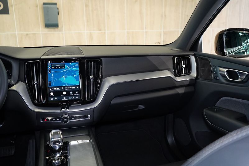 Volvo XC60 B5 Plus Black Edition, 360° - fotka 44 z 44
