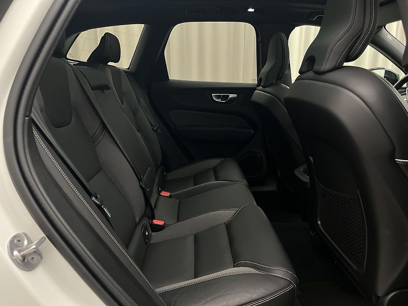 Volvo XC60 B5 AWD BLACK EDITION PLUS AUT  - fotka 23 z 48