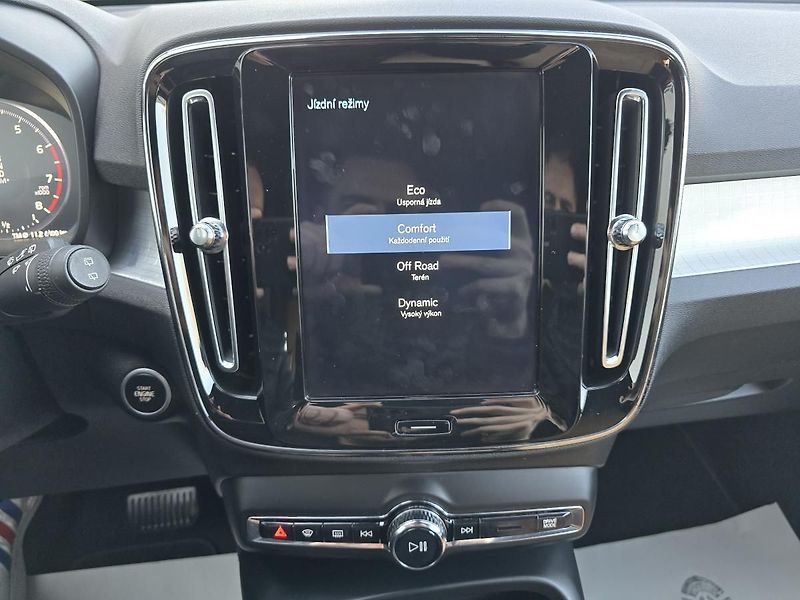 Volvo XC40 - fotka 17 z 43