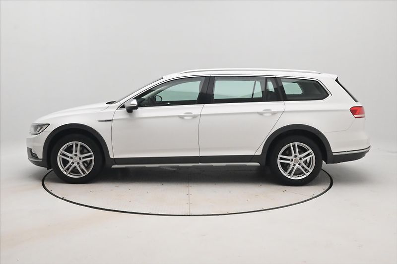 Volkswagen Passat 2,0 TDI 140kW DSG Alltrack 4Mo - fotka 8 z 32