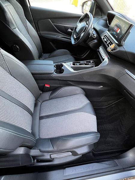 Peugeot 3008 (2024) 1.2 PureTech 96kW, Allure pack - fotka 12 z 26