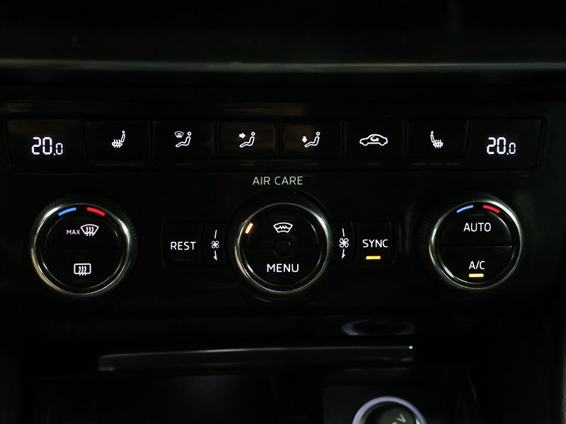 Škoda Superb 2,0 TDI 140kW CZ Style Kůže - fotka 22 z 32