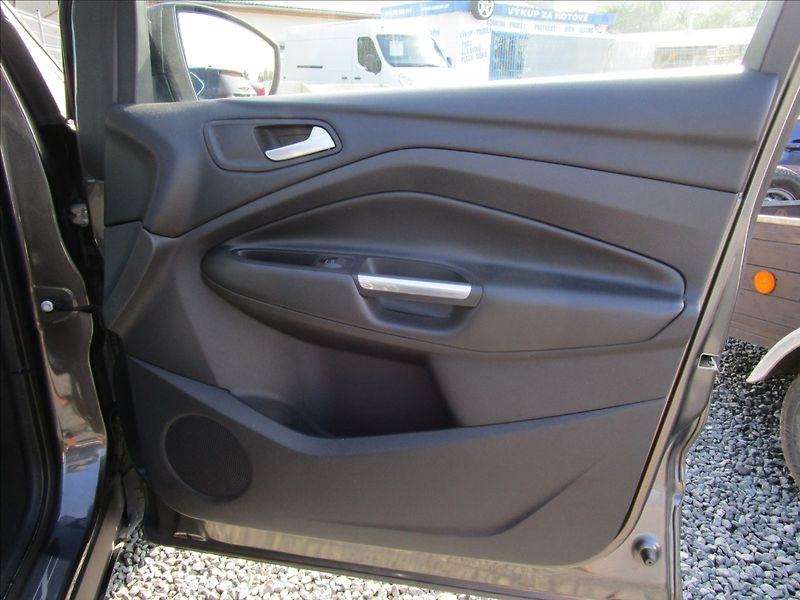 Ford Kuga 2.0TDCi 132kW AWD, automat - fotka 22 z 41