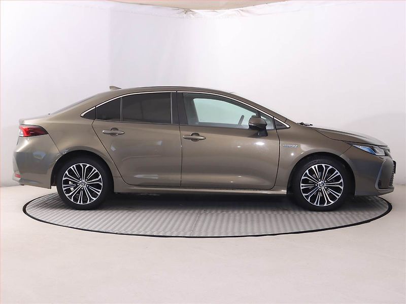 Toyota Corolla (2020) Style 1.8 Hybrid, Automat - fotka 6 z 21