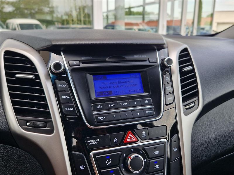 Hyundai i30 1,6 i 1.MAJITEL POUZ AUTORIZAK - fotka 27 z 32