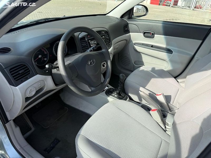Hyundai Accent (2008) 1.6i, 82kw Původ ČR 1. maj. - fotka 15 z 21
