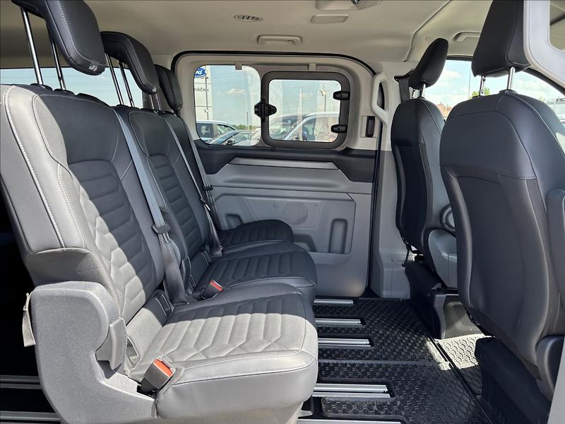Ford Tourneo Custom 2,0 EcoBlue 125kW Titanium L2 - fotka 12 z 38