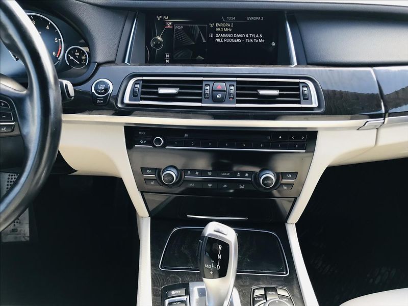 BMW Řada 7 3,0   xDrive M-paket - fotka 12 z 14