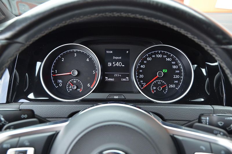 Volkswagen Golf (2017) 1.6 TDi 85kW DSG R-LINE HighL. - fotka 31 z 44
